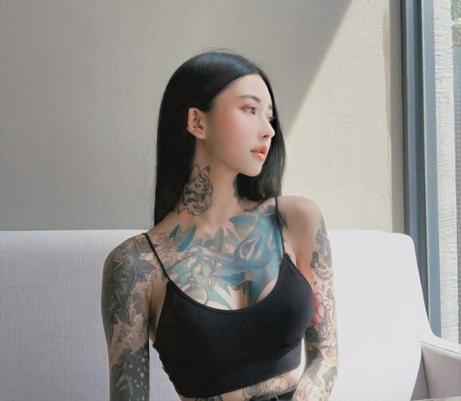 Người đẹp sinh năm 1994 càng nhận được nhiều sự quan tâm hơn khi cô đã làm mẹ.