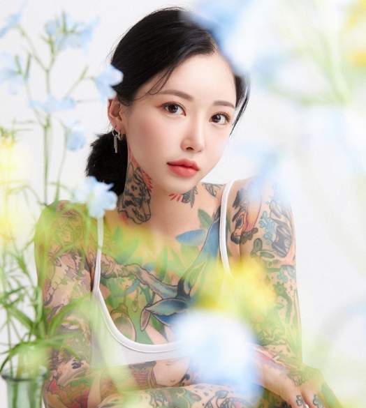 Mẹ trẻ xứ Hàn xăm kín người trên cơ thể mặc thị phi Me tre xu Han xam kin nguoi tren co the mac thi phi