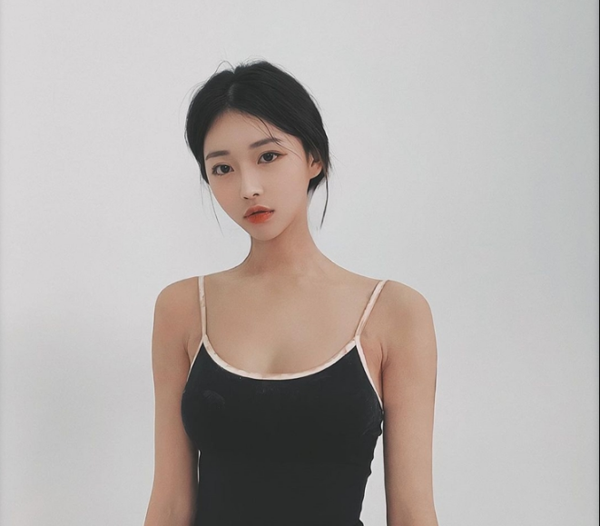 Cuộc sống hôn nhân không hạnh phúc khiến cô và chồng "đường ai nấy đi" vào năm 2019. Con gái của Ahn Lina ở với chồng cũ và cô là người chu cấp tiền nuôi con hàng tháng.