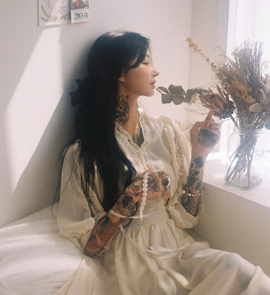 Nữ thợ xăm còn nổi bật vì sở hữu gương mặt xinh đẹp như búp bê.