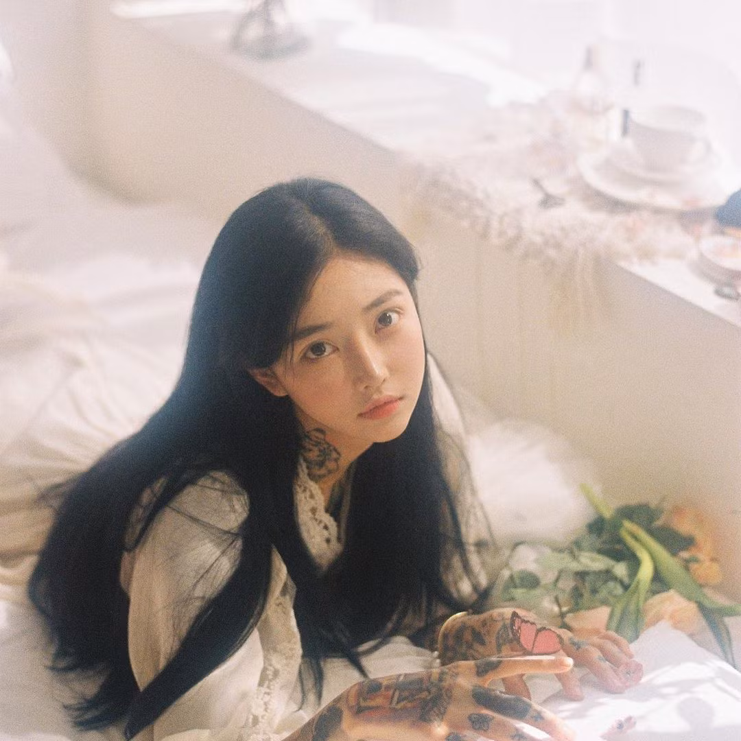 Bên cạnh những hình xăm hoa, lá nữ tính, người đẹp Hàn Quốc còn gây ấn tượng với hình xăm hổ ở cổ hay hình bạch tuộc ở chân.