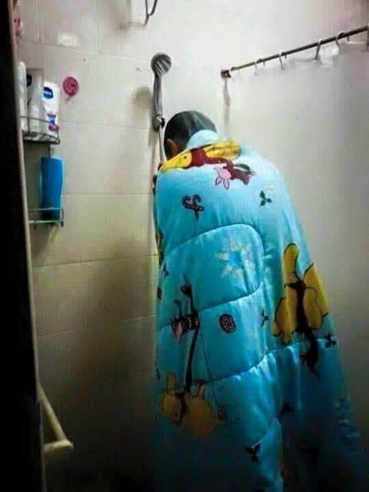 Trời trở lạnh cũng là khi rất nhiều người phải đấu tranh tư tưởng giữa việc có nên đi tắm hay không.