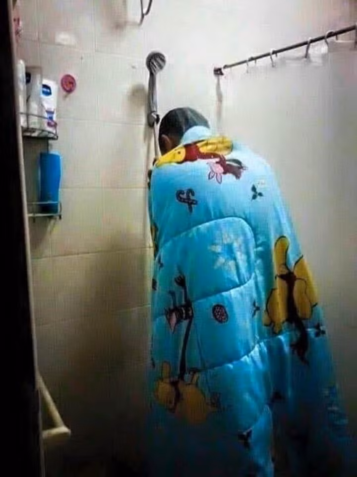 Trời trở lạnh cũng là khi rất nhiều người phải đấu tranh tư tưởng giữa việc có nên đi tắm hay không.