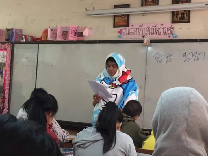 Việc mang theo chăn tới trường đang là xu hướng ưa chuộng của các bạn trẻ nhiều năm nay.