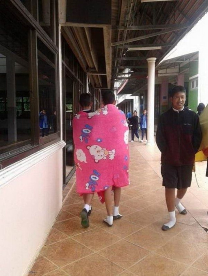 Đối mặt với đợt rét đầu mùa đông, nhiệt độ miền Bắc xuống thấp nên ai ra đường cũng trang bị khăn mũ, áo khoác kín mít.