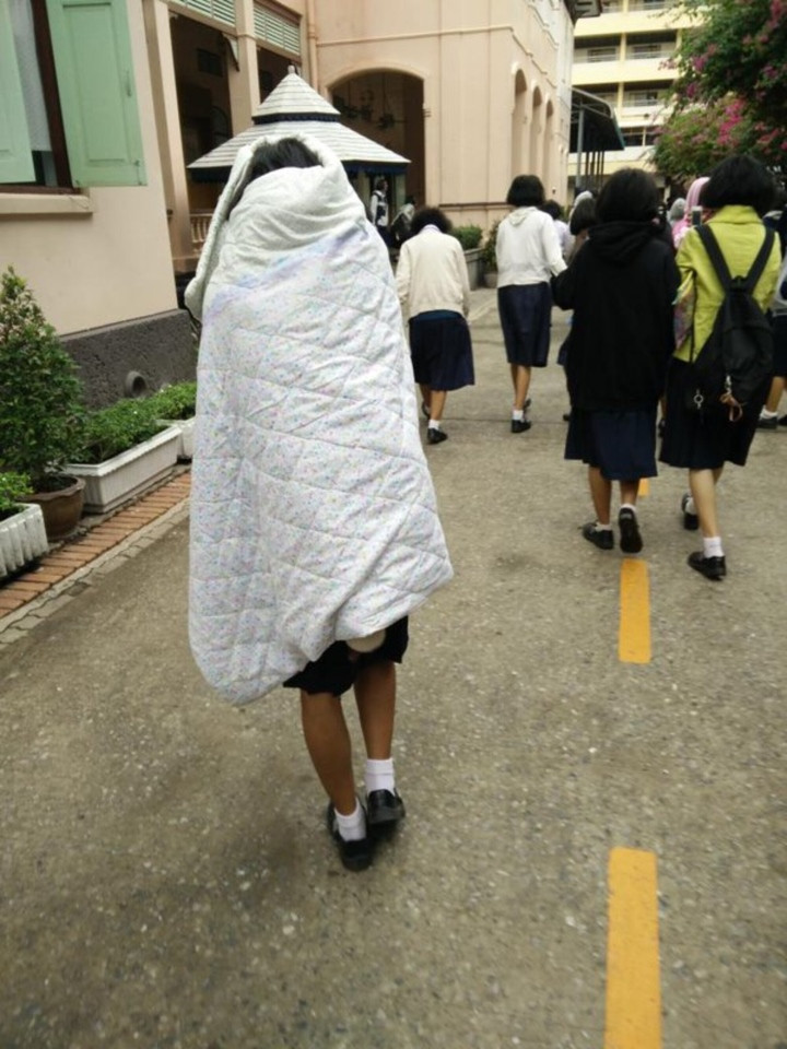 Trước tình hình thời tiết này, cư dân mạng đã chia sẻ nhiều hình ảnh về cách chống rét cực kỳ bá đạo khi khoác chăn, trùm kín mít mỗi lần ra đường.