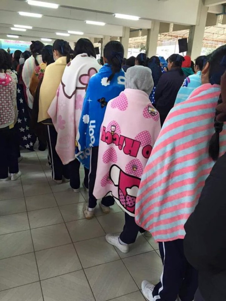 Trời lạnh, nhiều bạn sinh viên quấn chăn đến trường, ở mọi lúc mọi nơi.