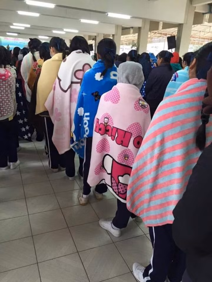 Trời lạnh, nhiều bạn sinh viên quấn chăn đến trường, ở mọi lúc mọi nơi.