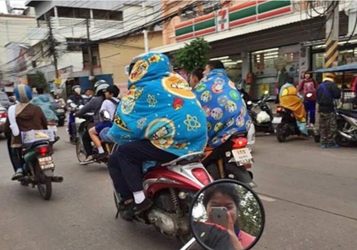 Miền Bắc đang bước vào những ngày lạnh đầu mùa, mặc dù nhiệt độ không xuống quá thấp nhưng đâu đó đã xuất hiện cảnh chống rét từ người dân.