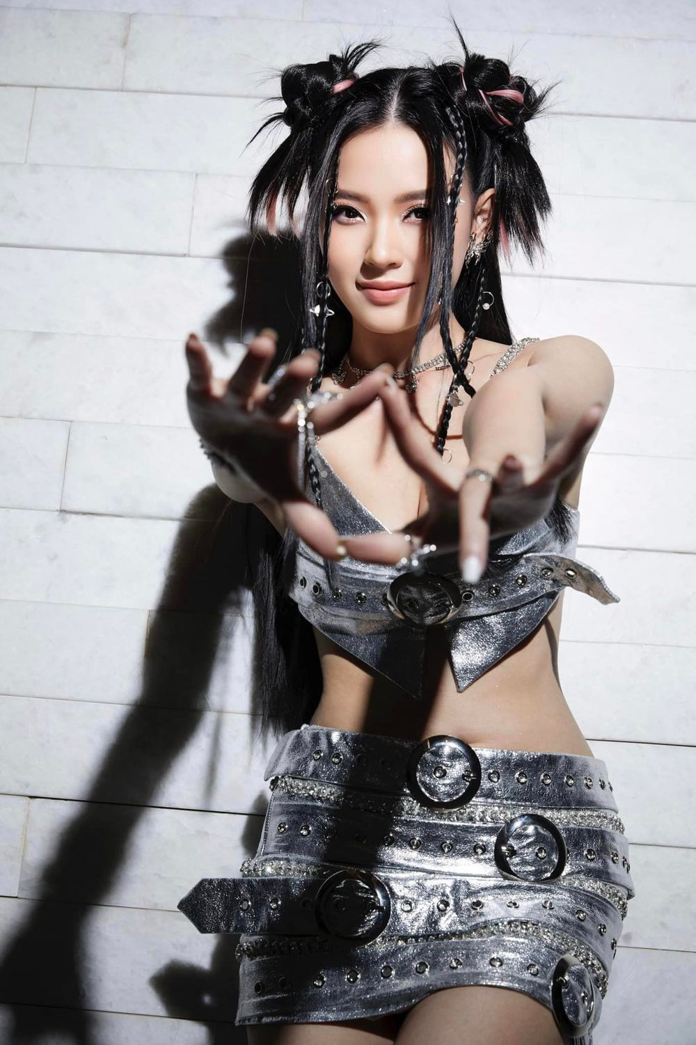 Vừa qua, hot girl Midu cùng dàn mỹ nhân Việt góp mặt tại một sự kiện thời trang lớn. Thả dáng trên thảm đỏ cô hút mọi ống kính bởi hình ảnh khác lạ.