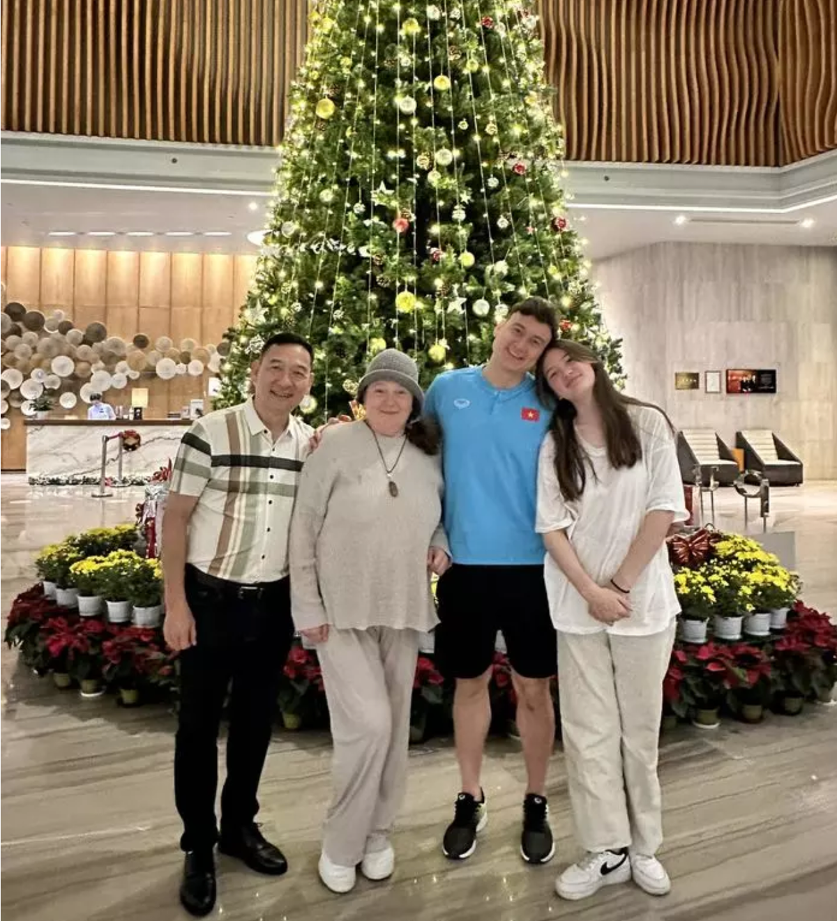 Lâu lâu mới lên sóng cùng anh trai, Thanh Giang gây chú ý với chiều cao nổi bật.