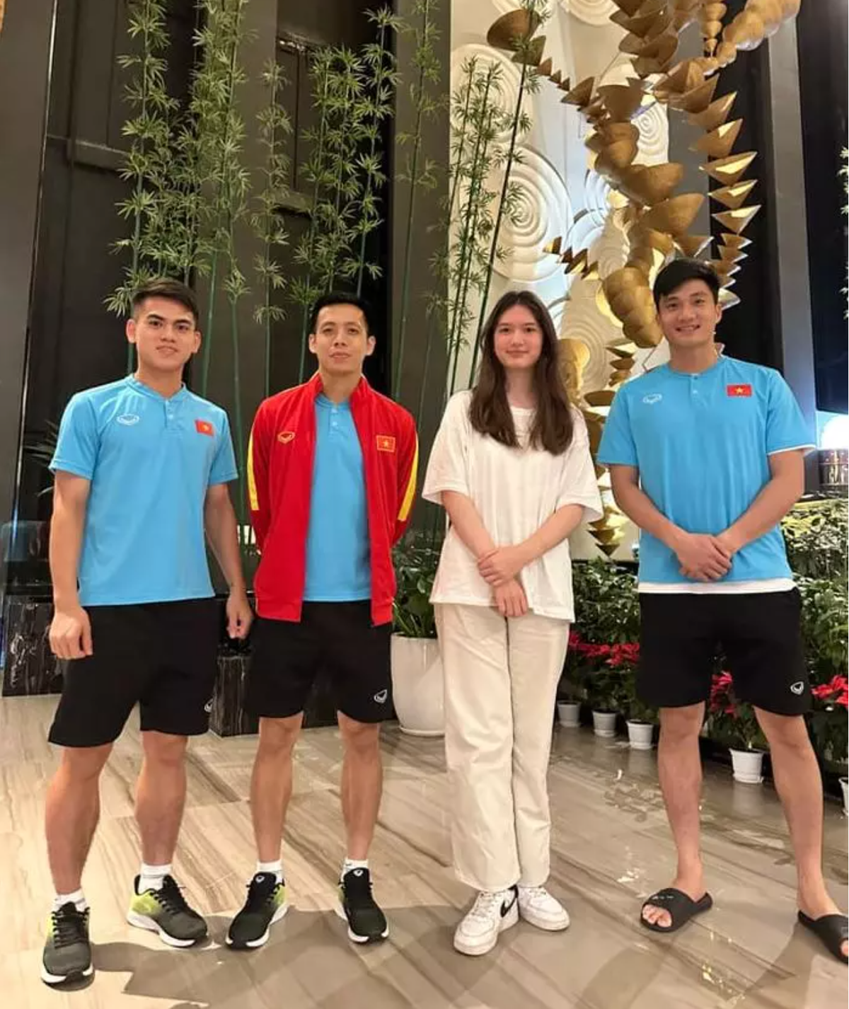 Ở khoảnh khắc chụp cùng dàn chân sút tuyển Việt Nam, hot girl 10X được nhận xét ngày càng xinh đẹp.