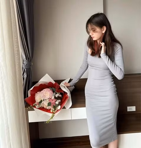 Mang trong người dòng máu lai Nga - Việt nên cô bạn đã sở hữu ngoại hình nổi bật, làn da trắng nõn. Đặc biệt, nữ sinh còn có chiều cao cực khủng 1m80.