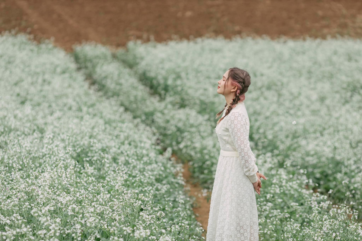 Thời điểm này rất thích hợp để các chàng trai, cô gái đến và check in hoa cải nở trắng. Ảnh: Ngựa Hoang