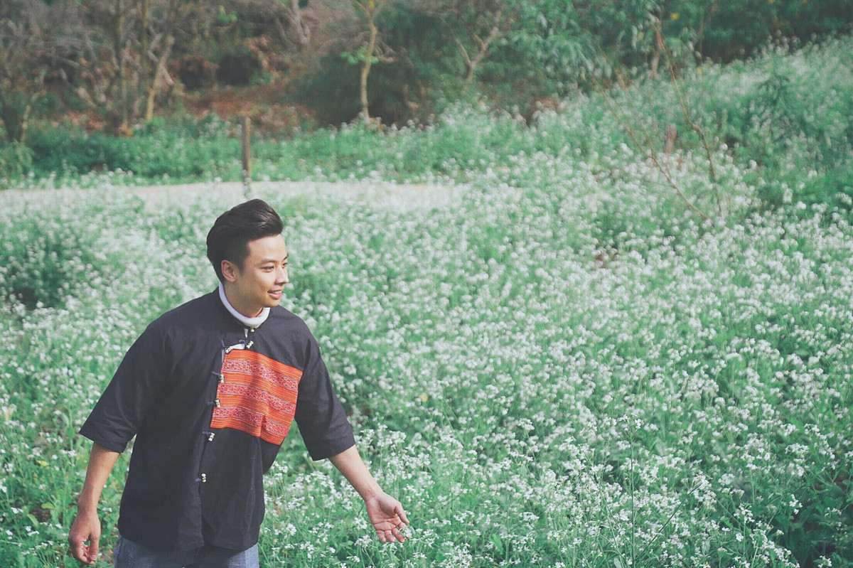 Giữa núi đồi hùng vĩ, hoa cải trắng khiến cho mọi muộn phiền, ưu tư tan biến hết. Ảnh: Quang Kiên