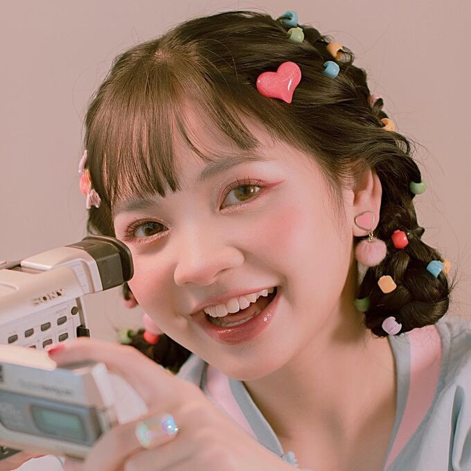 Không chỉ xinh đẹp mà Phương Thảo có cách nói chuyện rất lôi cuốn, hài hước. Ảnh: Tổng hợp