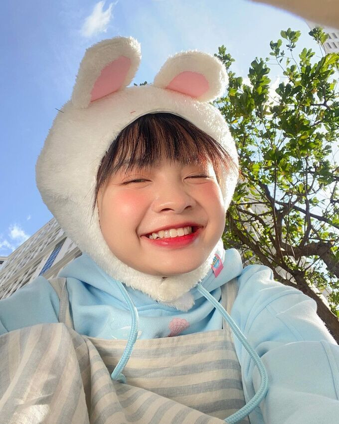 Phương Thảo sở hữu một gương mặt tròn xinh đẹp với sống mũi cao, đôi mắt híp và nụ cười tỏa nắng.