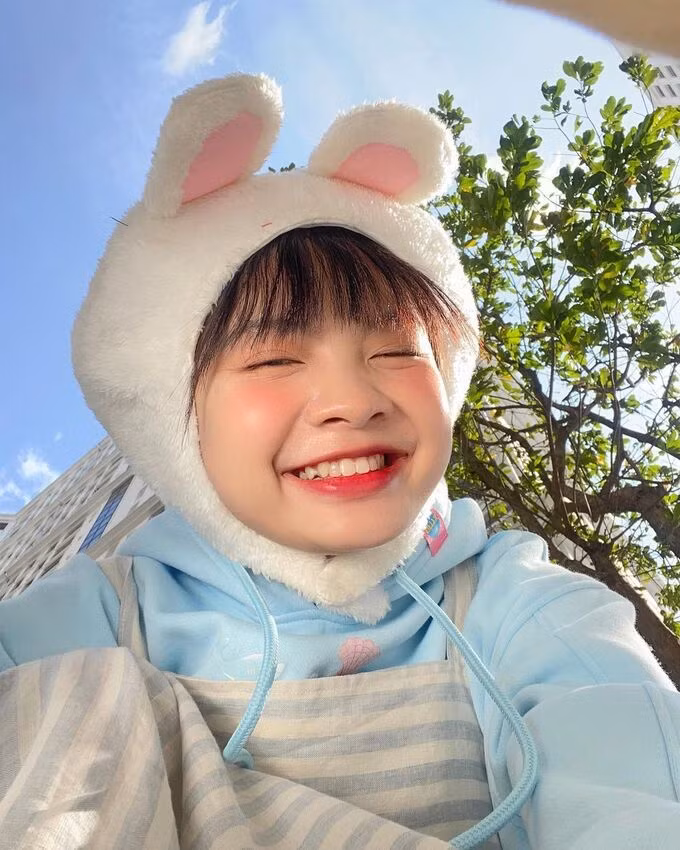 Phương Thảo sở hữu một gương mặt tròn xinh đẹp với sống mũi cao, đôi mắt híp và nụ cười tỏa nắng.