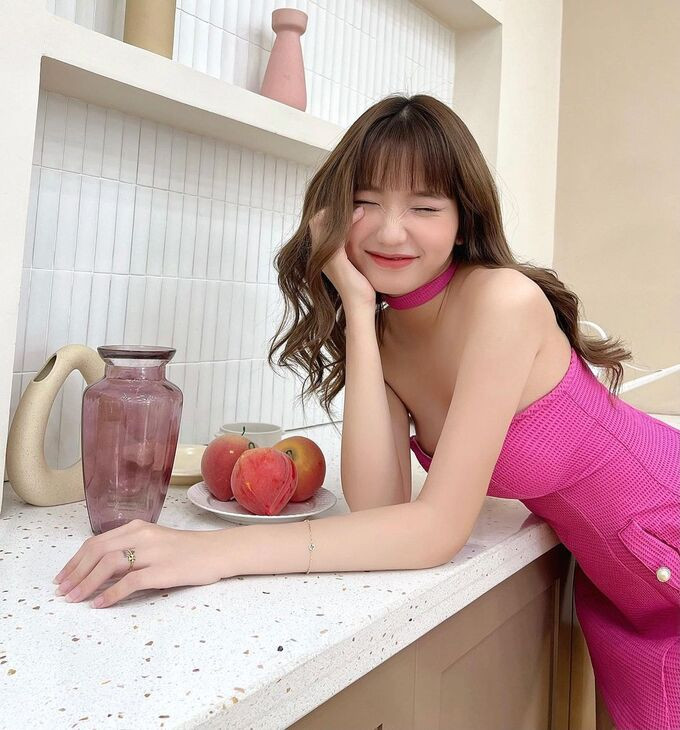 Phong cách thời trang ngoài đời của Khánh Huyền cũng rất táo bạo, cô không ngại phô diễn đường cong nóng bỏng của mình.