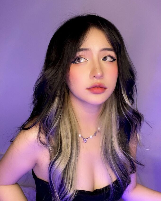 Hot girl TikTok Khánh Vân theo đuổi phong cách nữ tính nhẹ nhàng, cô thường xuyên diện những chiếc váy điệu đà khoe eo và đôi chân dài miên man.