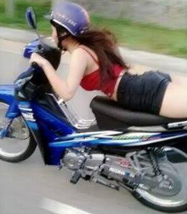 Vắt chân lên lái xe chưa là gì so với cách nằm lái xe của cô gái này.