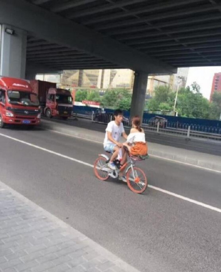 Tư thế ngồi lái xe "bá đạo" mà không phải ai cũng nghĩ ra, thế nhưng hầu hết đều tò mò cảm giác của người lái cũng như người được chở đi.