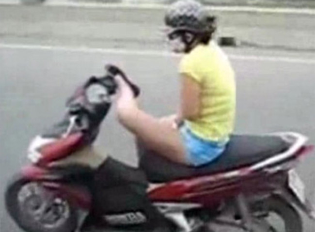 Vắt chéo chân để lái có lẽ là tư thế bá đạo khó ai có thể học được.