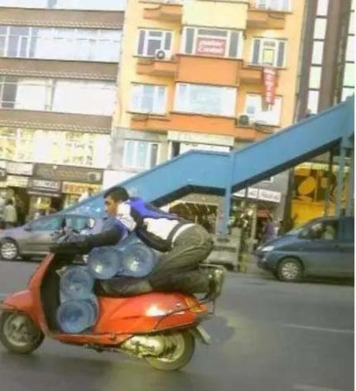 Người vận chuyển ngoài đời thực là đây chứ đâu. Ảnh: Tổng hợp