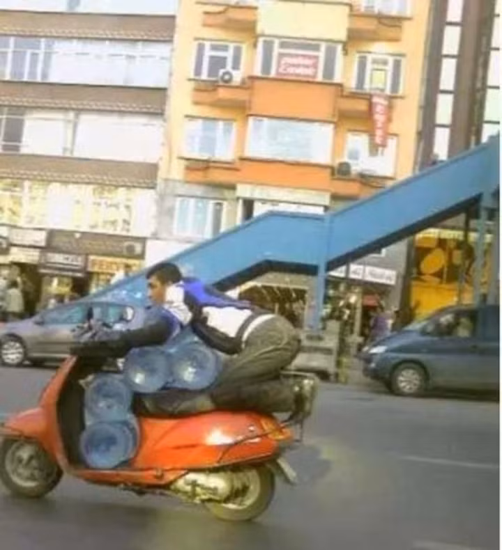 Người vận chuyển ngoài đời thực là đây chứ đâu. Ảnh: Tổng hợp