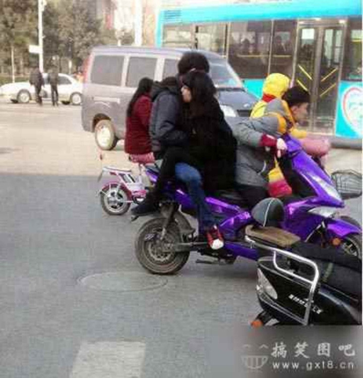 Tội cho chàng trai ấy, vừa phải ăn "cẩu lương" vừa còng lưng lái xe.