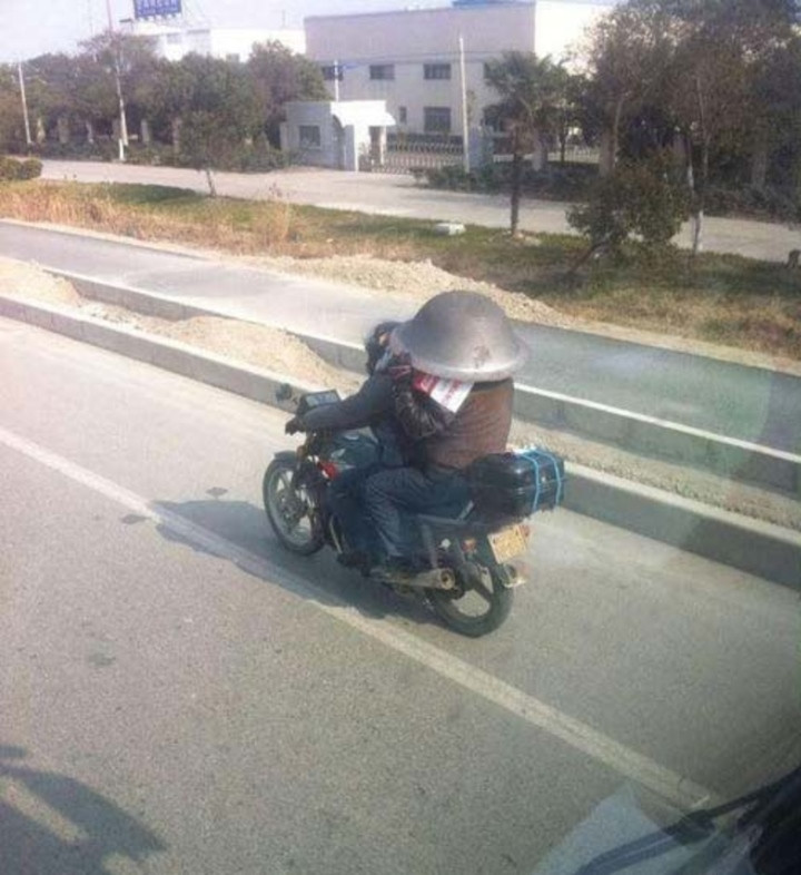 Mũ bảo hiểm có một không hai nhưng có vẻ hơi nặng nề.