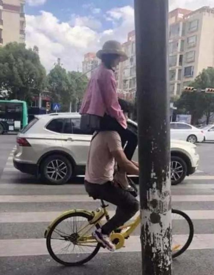 Không phải là cách lái xe thông thường, nhiều "quái xế" đã sáng tạo cách lái xe mà thực sự ai nhìn vào cũng cảm thấy khó hiểu.