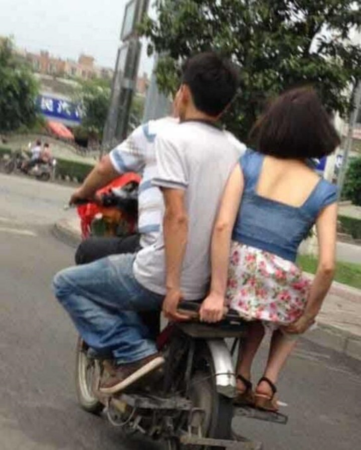 Cầu mong tài xế đừng chạy vào ổ gà.