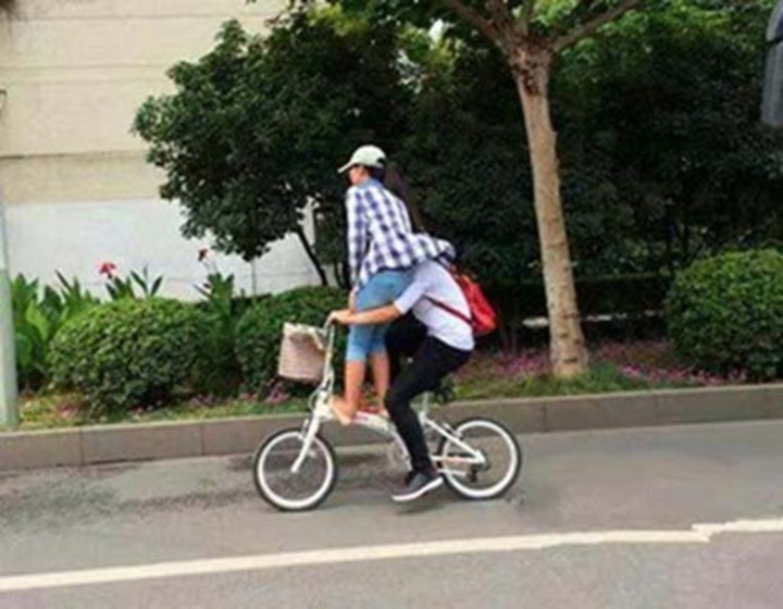 Bất chấp sự nguy hiểm khi tham gia giao thông, các "quái xế" đã tìm cho mình những tư thế lái xe ấn tượng.