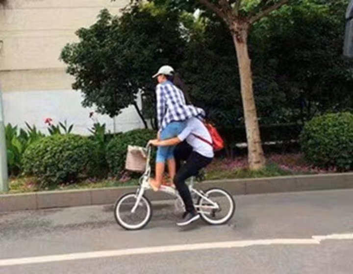 Bất chấp sự nguy hiểm khi tham gia giao thông, các "quái xế" đã tìm cho mình những tư thế lái xe ấn tượng.