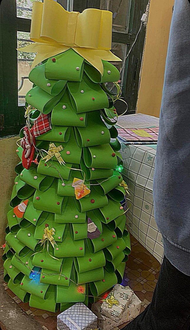 Đổi màu giấy, đổi cách kết hợp màu sắc, sắp xếp tầng giấy, các cô cậu học trò đã có một phiên bản cây thông mới.