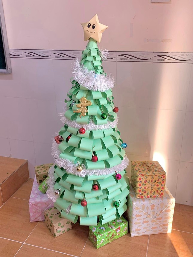 Một trong những trào lưu mùa Giáng sinh gây sốt thời gian qua của thế hệ Gen Z là trang trí cây thông cho lớp học bằng giấy xốp.