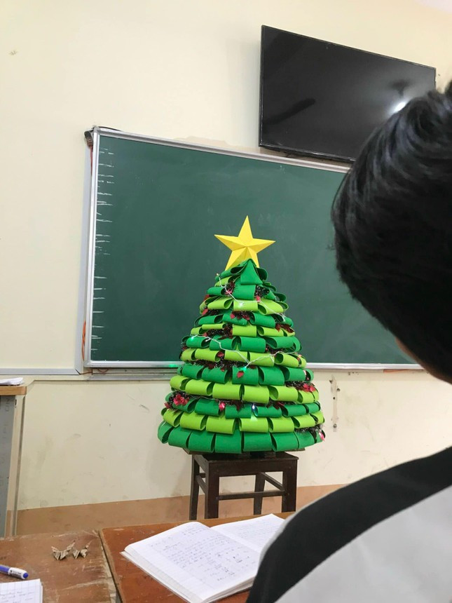 Không thể sở hữu cây thông "hàng thật", teen sử dụng những chất liệu như giấy xốp, kim tuyến để tạo nên cây thông độc lạ, mang phong cách riêng cho lớp.