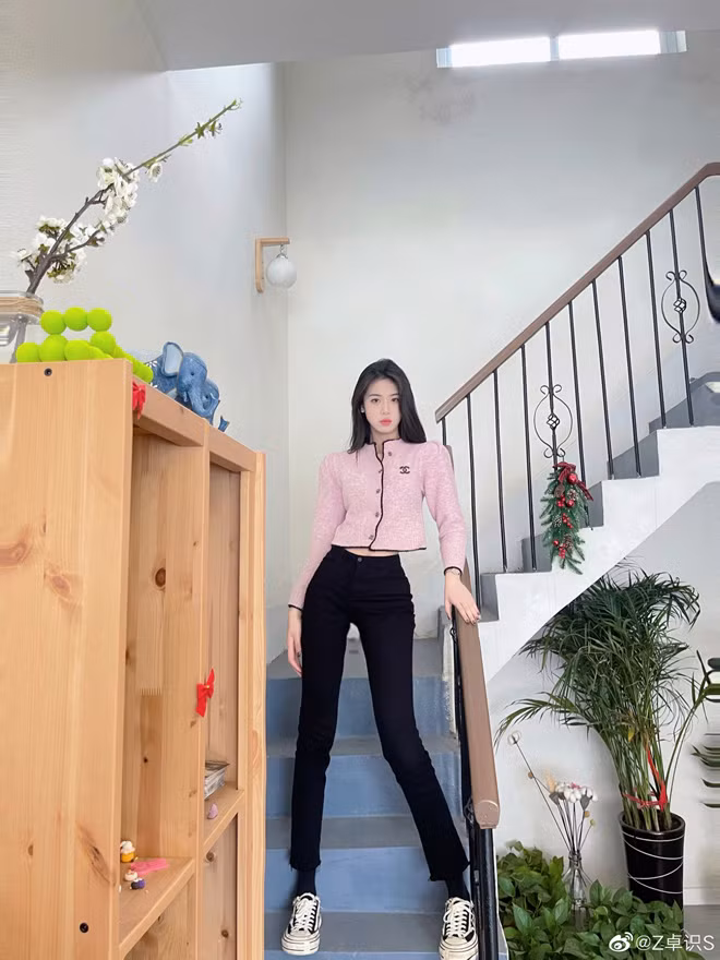 Chiều cao 1,72 m, vóc dáng mảnh mai cũng là lợi thế giúp nàng hot girl bóng rổ này trở thành người mẫu ảnh được nhiều nhãn hàng mới hợp tác.