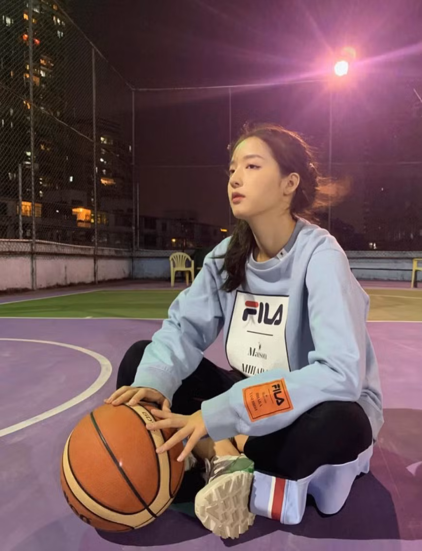 Nhiều người nhận xét rằng kĩ năng chơi bóng của Zhong không thua gì các chàng trai.