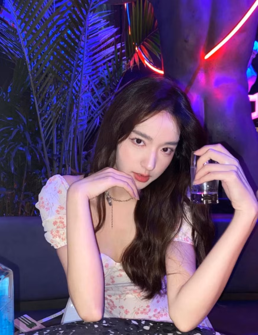 Ở nhiều góc nhìn, Zhong Qiuqiu được khen xinh như diễn viên Lưu Diệc Phi. Ảnh: Tổng hợp