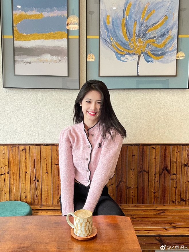 Zhong Qiuqiu (sinh năm 1998, Trung Quốc) nổi tiếng trên mạng xã hội với biệt danh " hot girl bóng rổ".