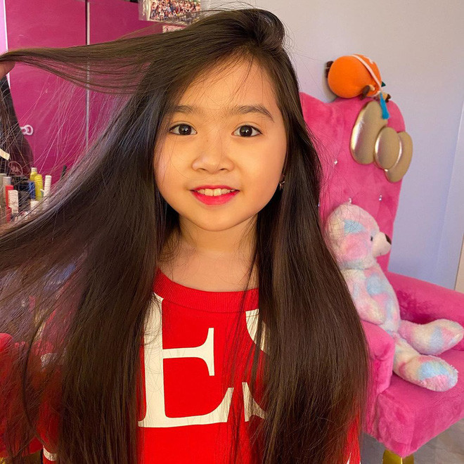 Trên trang cá nhân, nhiều lần cô nhóc chia sẻ dòng trạng thái nhớ nhung bạn học cũ khi còn học tập ở Dubai.