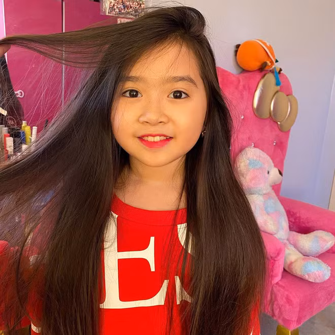 Trên trang cá nhân, nhiều lần cô nhóc chia sẻ dòng trạng thái nhớ nhung bạn học cũ khi còn học tập ở Dubai.