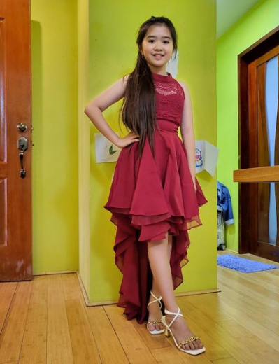 Nhờ quãng thời gian sống ở Dubai, cô nhóc có thể nói khá tốt thứ tiếng của nước này. Bên cạnh đó, mẹ của Breanna Youn còn biết 4 thứ tiếng nên đã giáo dục con học nhiều ngoại ngữ ngay khi còn nhỏ.