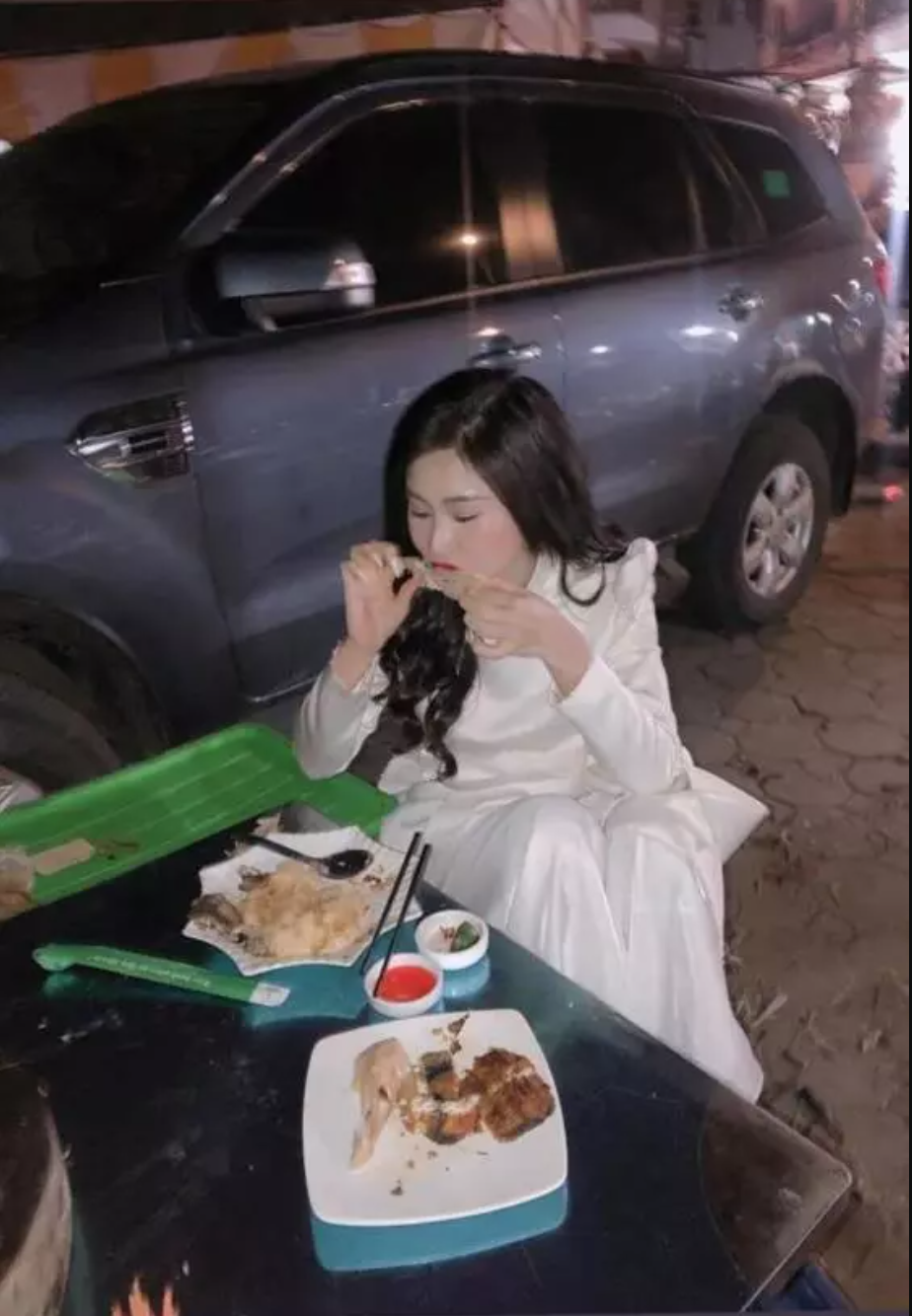 Trong ảnh, gái xinh diện bộ áo dài màu trắng, ngồi ăn ngon lành. Dù ảnh chụp khi trời tối, không được chỉnh sửa về góc máy nhưng vợ Huy Hùng vẫn vô cùng rạng rỡ.