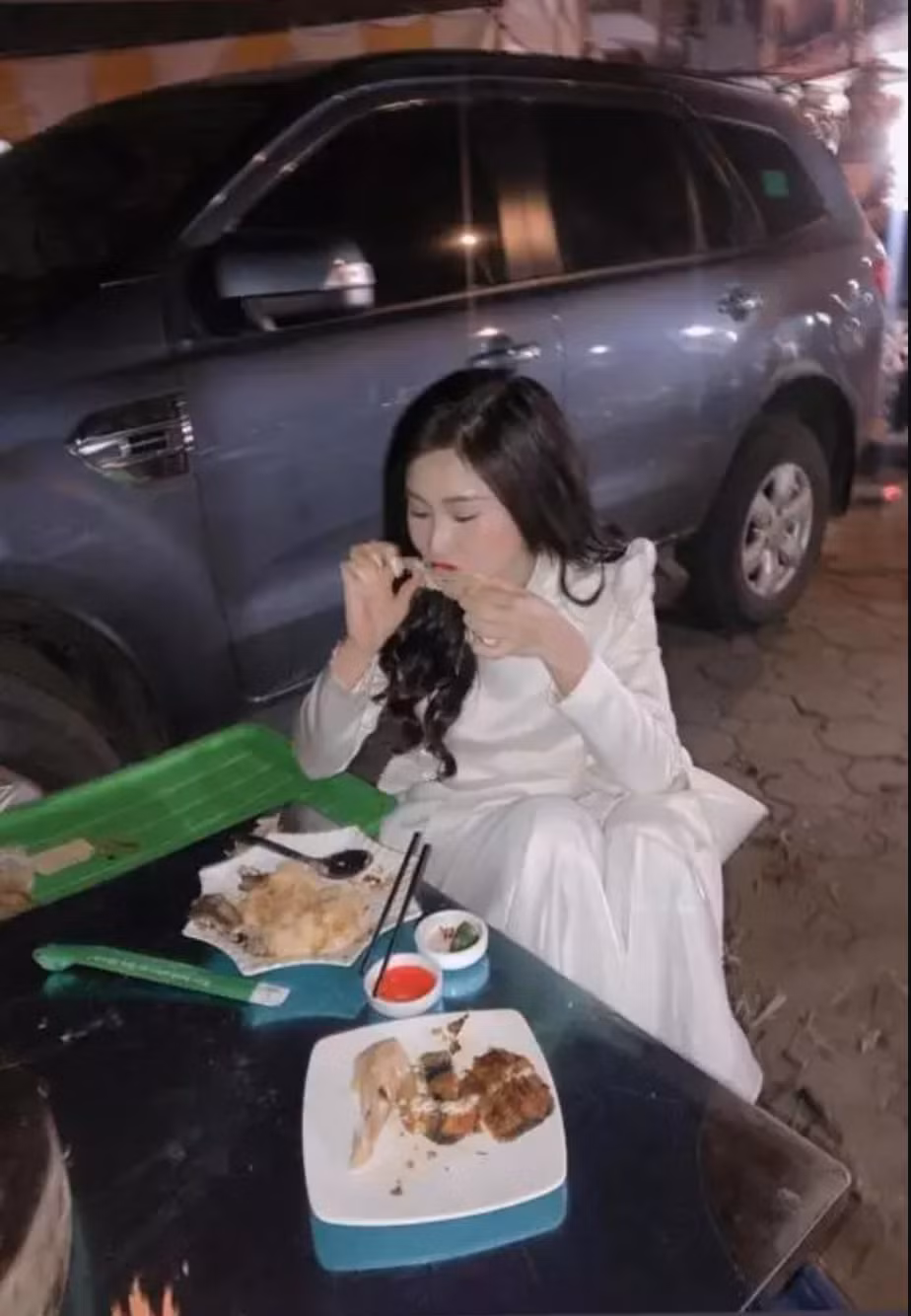 Trong ảnh, gái xinh diện bộ áo dài màu trắng, ngồi ăn ngon lành. Dù ảnh chụp khi trời tối, không được chỉnh sửa về góc máy nhưng vợ Huy Hùng vẫn vô cùng rạng rỡ.