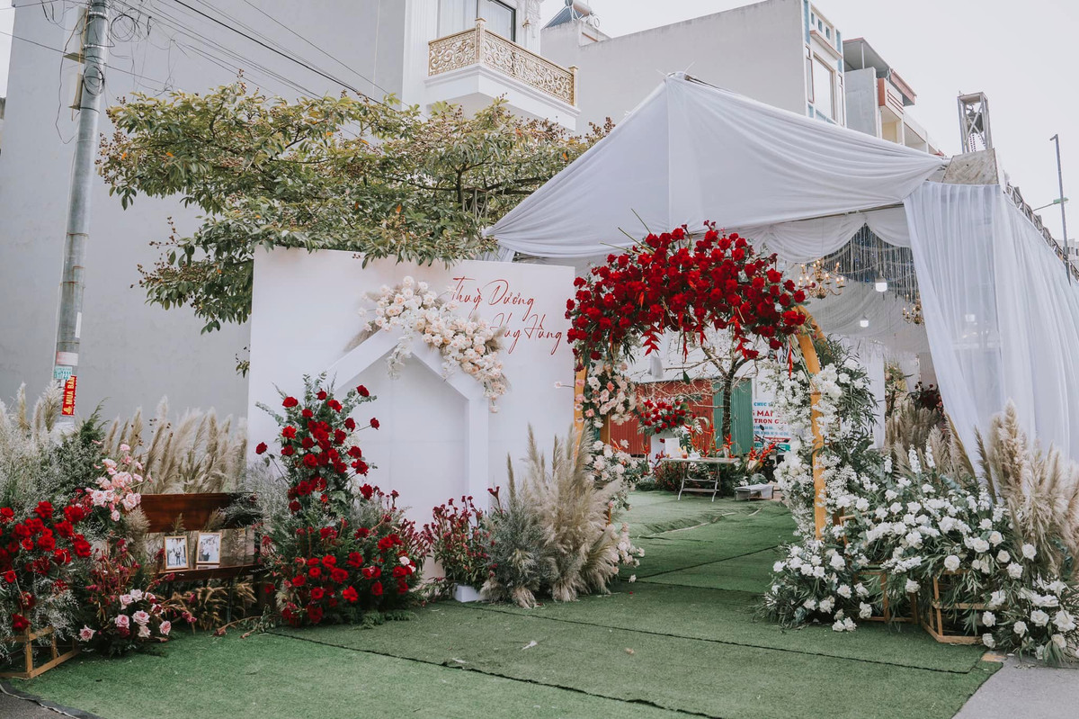 Bên cạnh những phút giây tỏa sáng hết mình trên sân cỏ, Huy Hùng còn được nhiều người ngưỡng mộ bởi mối tình kéo dài 8 năm với hot girl đất Cảng. Sau một thời gian dài quen biết và tìm hiểu, cặp đôi chính thức tổ chức tiệc cưới vào ngày mai (4/12) tại Hà Nội.