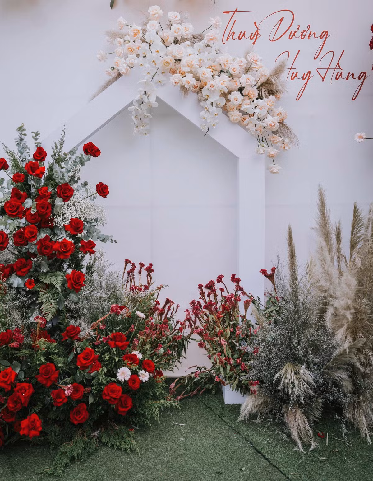 Sau khi hoàn thành các thủ tục tại nhà, Thùy Dương - vợ cầu thủ Huy Hùng vội vàng di chuyển về Bắc Ninh để chuẩn bị cho hôn lễ vào ngày mai.