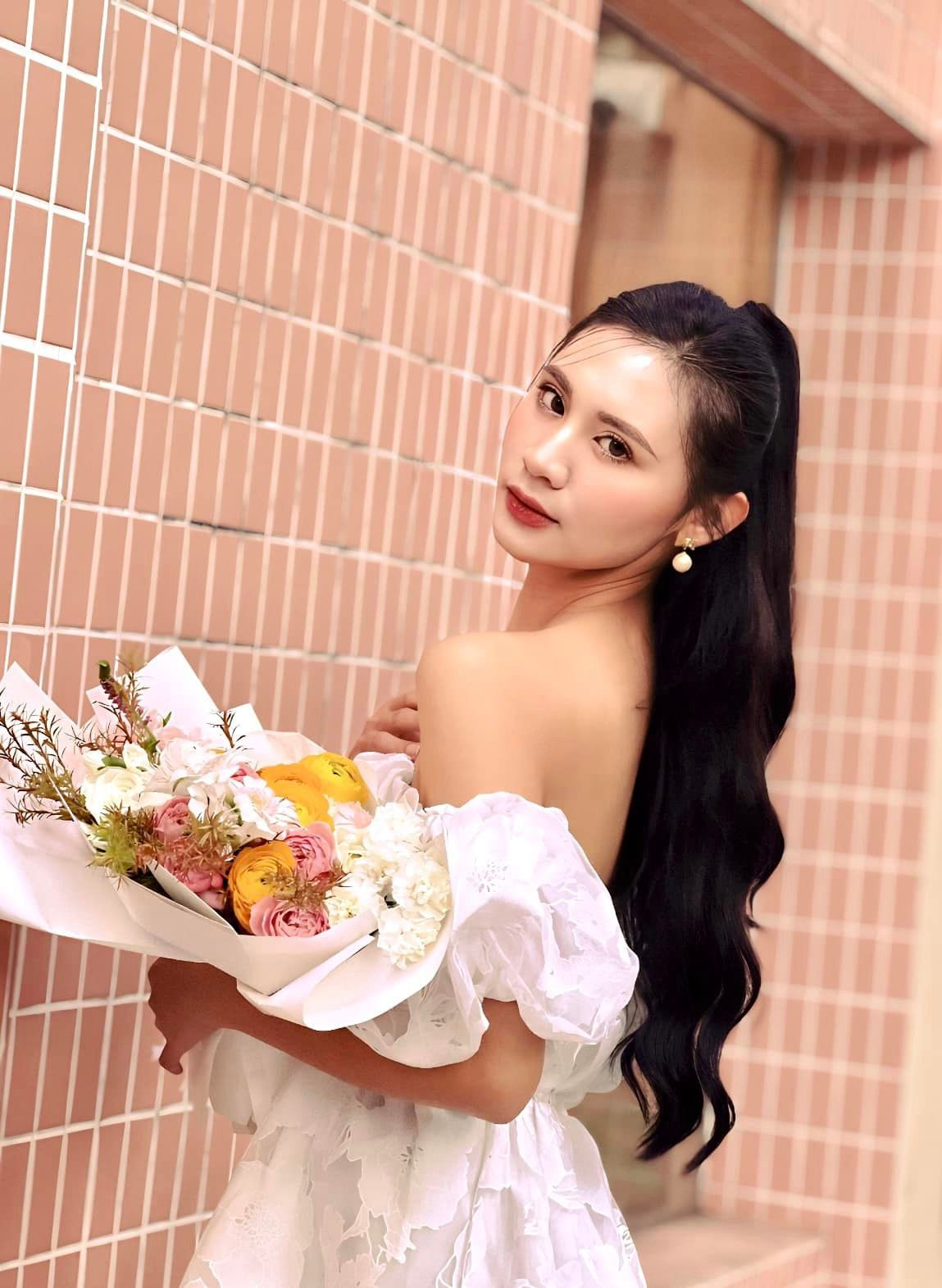 Theo tiết lộ của hot girl 20 tuổi, cô có thể sử dụng thành thạo 2 ngoại ngữ là tiếng Anh và Nhật Bản.